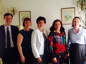 Déjeuner du conseil consulaire. De gauche à droite : Xavier Rey (premier conseiller), Hélène Degryse, Maryse Imbault, Catherine Libeaut (conseillères consulaires), Christina Vasak (consule)