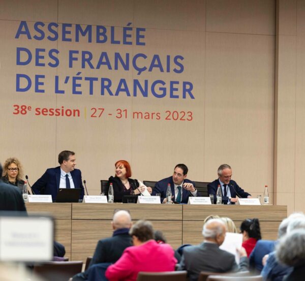 Ouverture 38e session : le bureau exécutif à la tribune avec le Ministre et la Directrice.